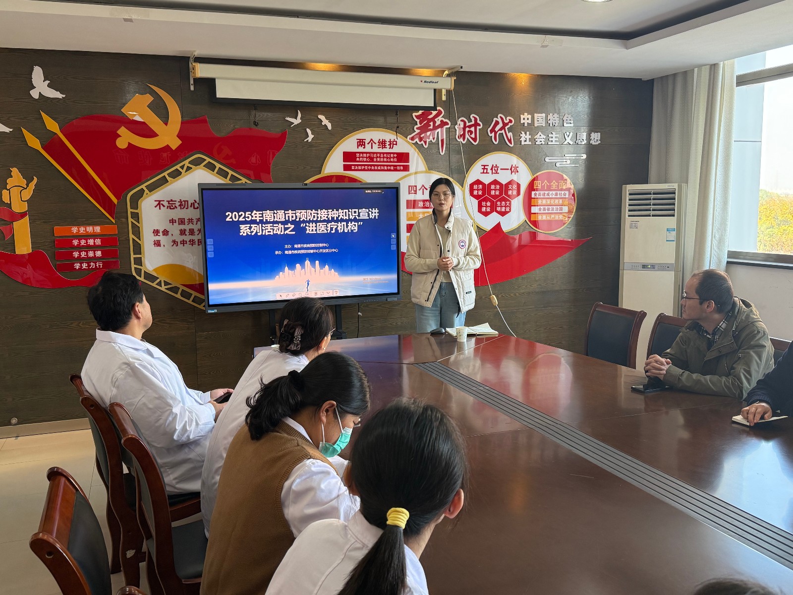 （网1）预防接种知识进社区医院 筑牢医务人员健康防线.jpg